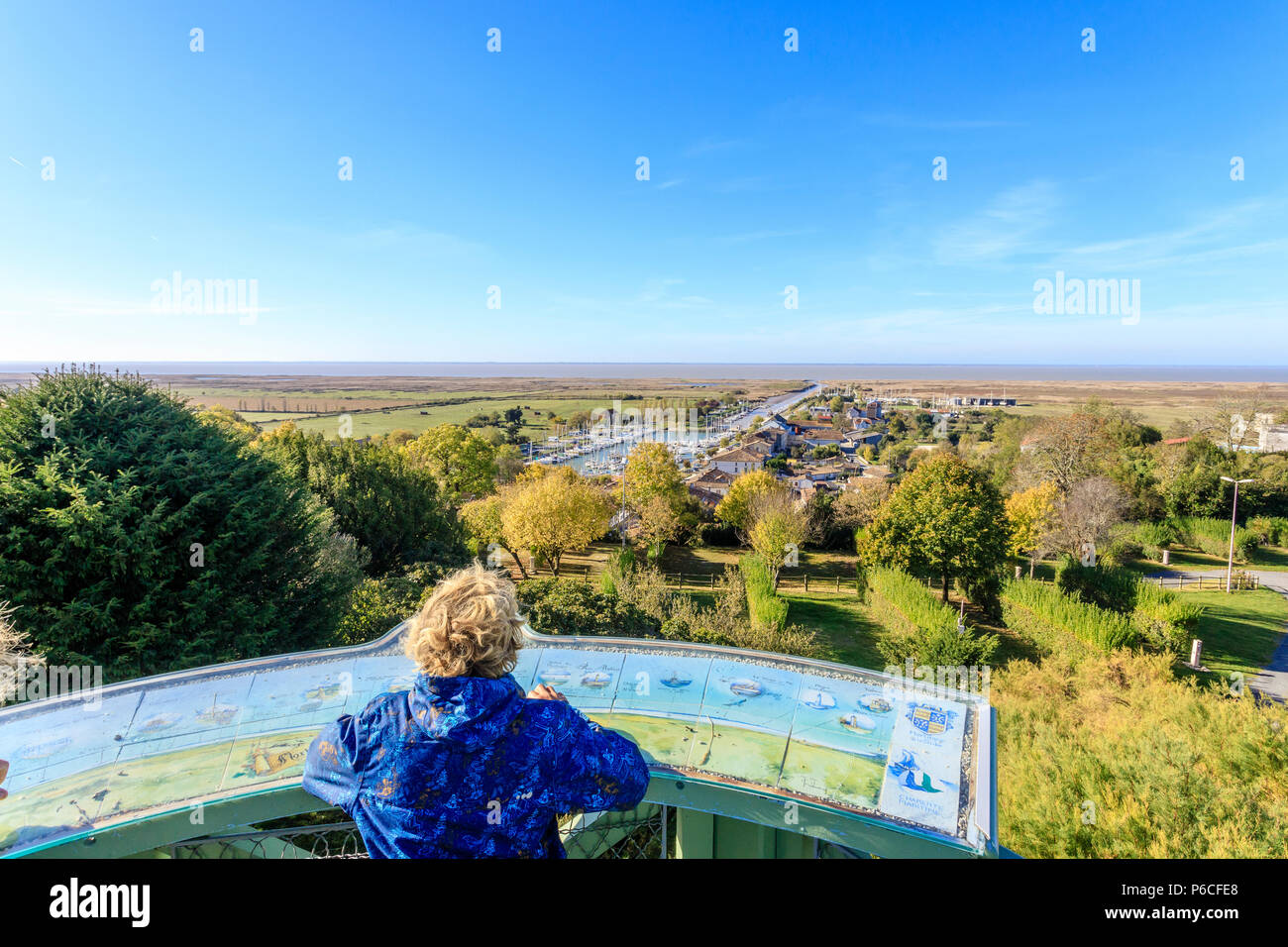 En France, en Charente Maritime, la Saintonge, l'estuaire de la Gironde, Mortagne Sur Gironde, point de vue de la ville haute à la ville basse, le canal et le port // Banque D'Images