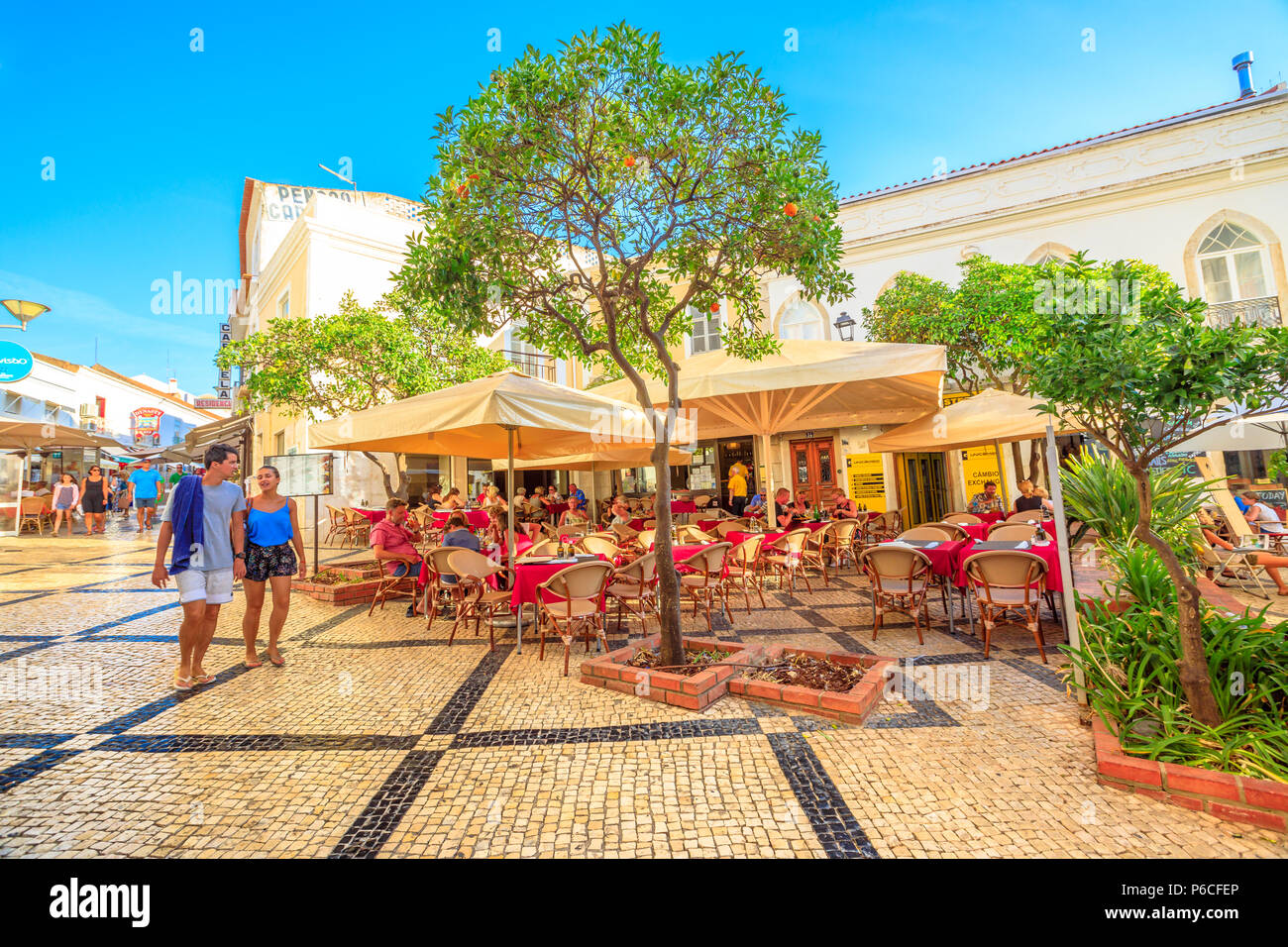 Lagos, Portugal - 19 août 2017 : rue piétonne pavée typiquement portugaise. Restaurants et magasins dans la vieille ville de Lagos, une station balnéaire sur la côte de l'Algarve. La saison d'été. Paysage urbain. Banque D'Images