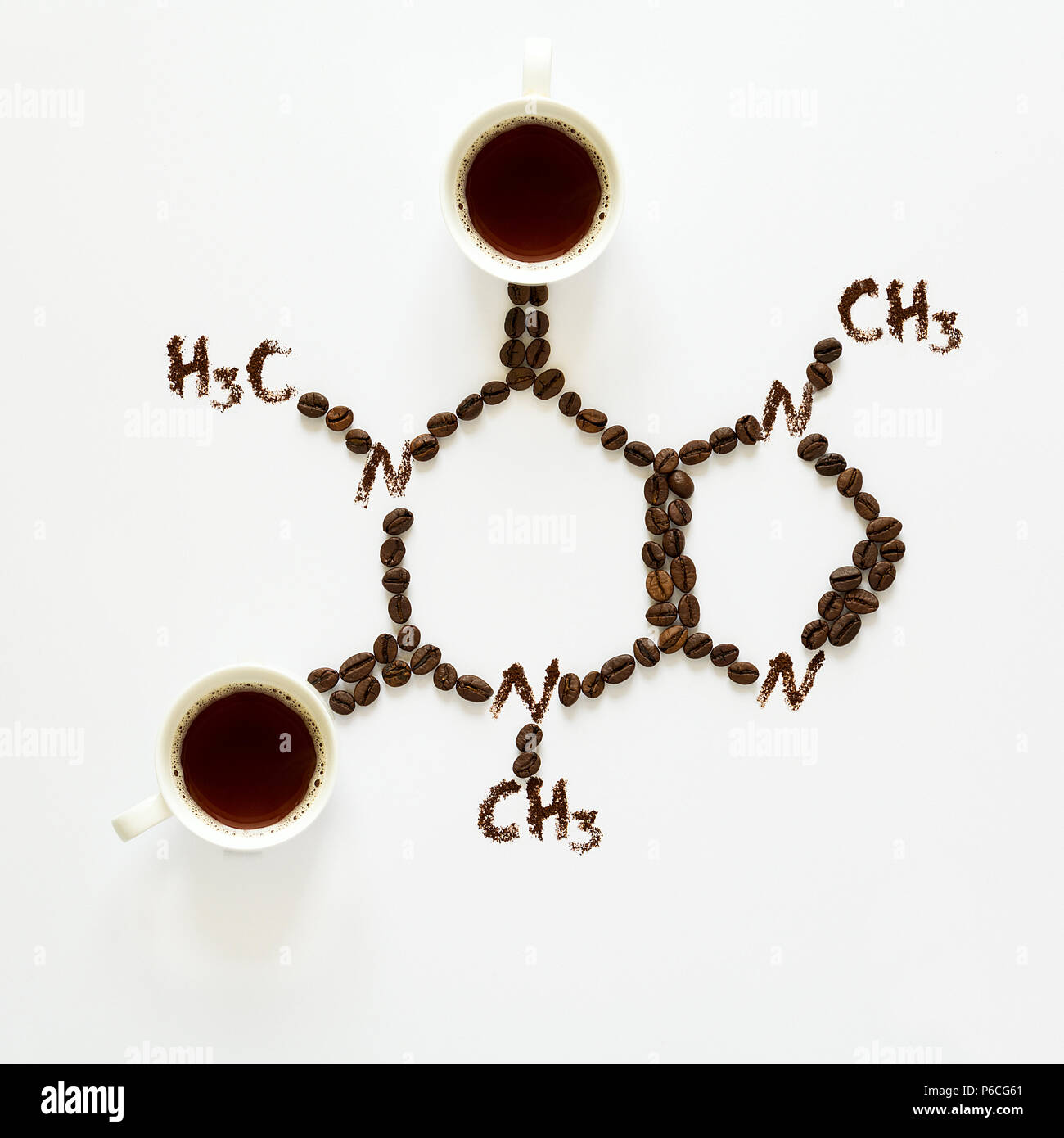 Formule chimique de la caféine. Tasses d'espresso, de haricots et de la poudre de café. Art de la nourriture. Vue d'en haut. Banque D'Images