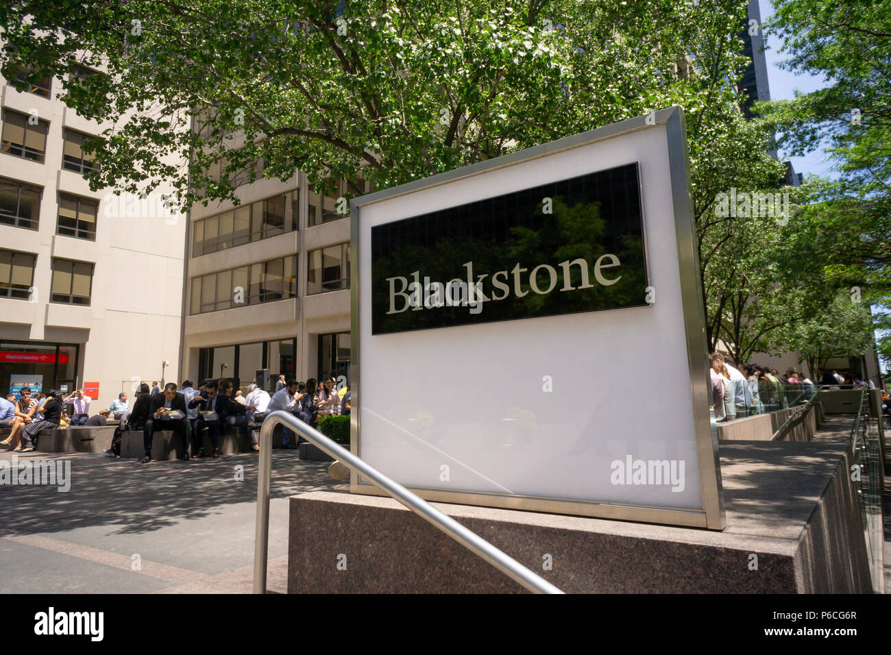 L''extérieur de tombstone '345 Park Avenue à New York annonce qu'il est le siège de New York de la Blackstone cabinet de services financiers, vu le mardi 26 juin, 2018. Blackstone est une des plus grandes entreprises d'investissement de capitaux privés. (© Richard B. Levine) Banque D'Images