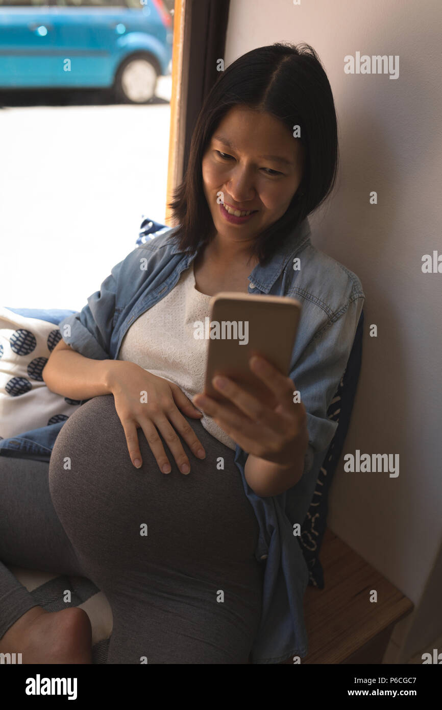 Femme enceinte parle avec selfies téléphone mobile Banque D'Images