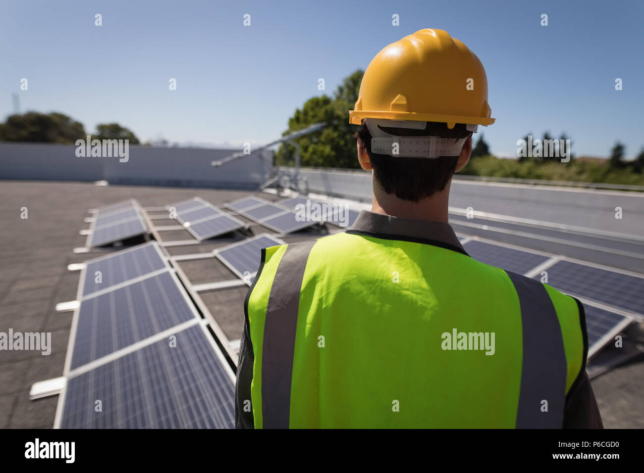 Travailleur masculin à la recherche de panneaux solaires Banque D'Images