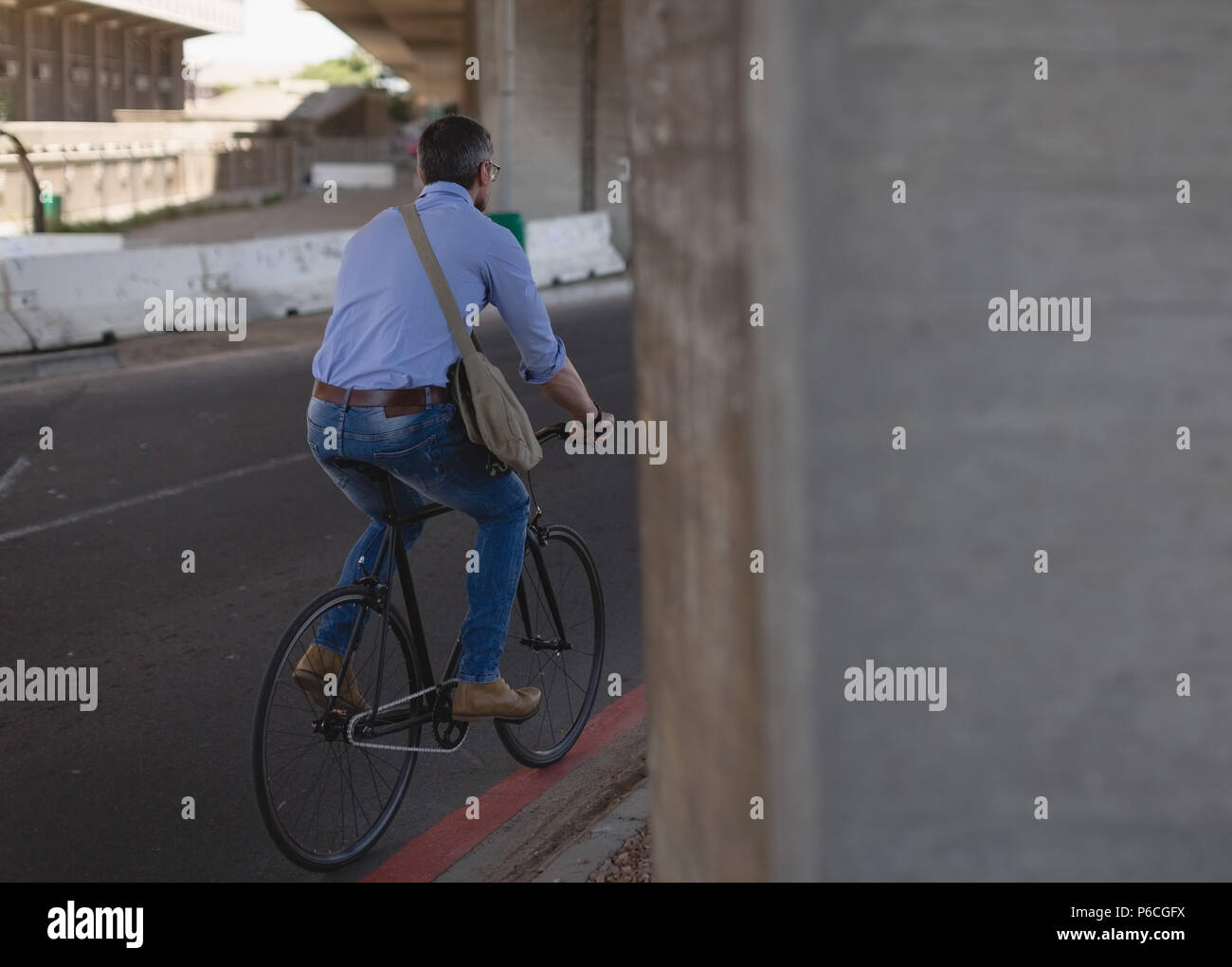 Man riding a bicycle on street Banque D'Images