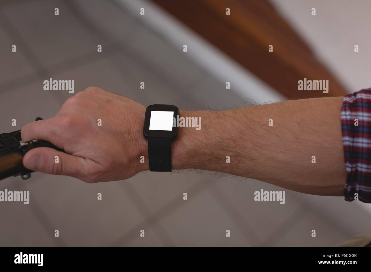 Man en vélo sur un trottoir smartwatch Banque D'Images
