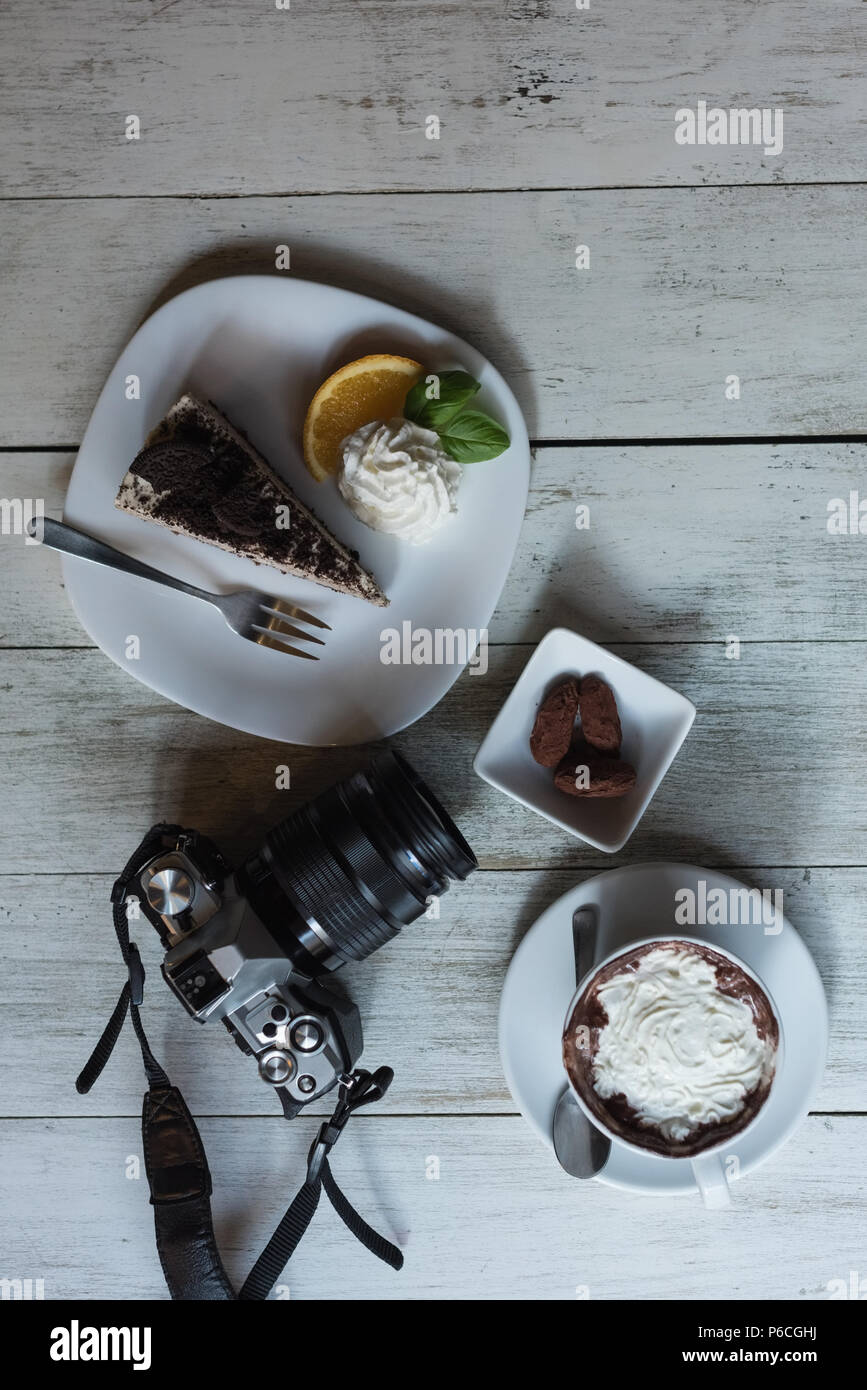 Appareil photo et délicieux de la nourriture sur table en bois Banque D'Images