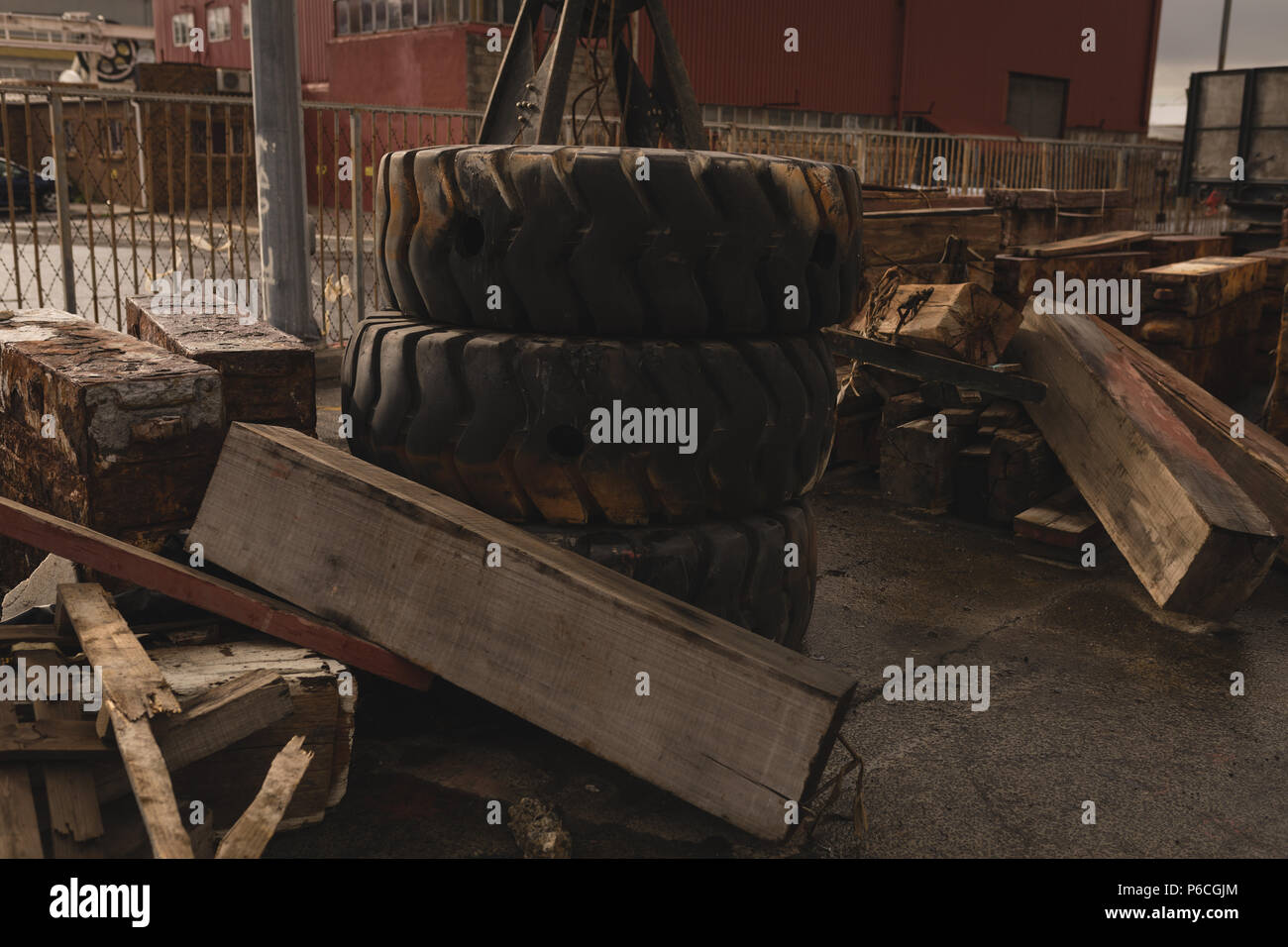 Planche en bois et des pneus à ferrailles Banque D'Images
