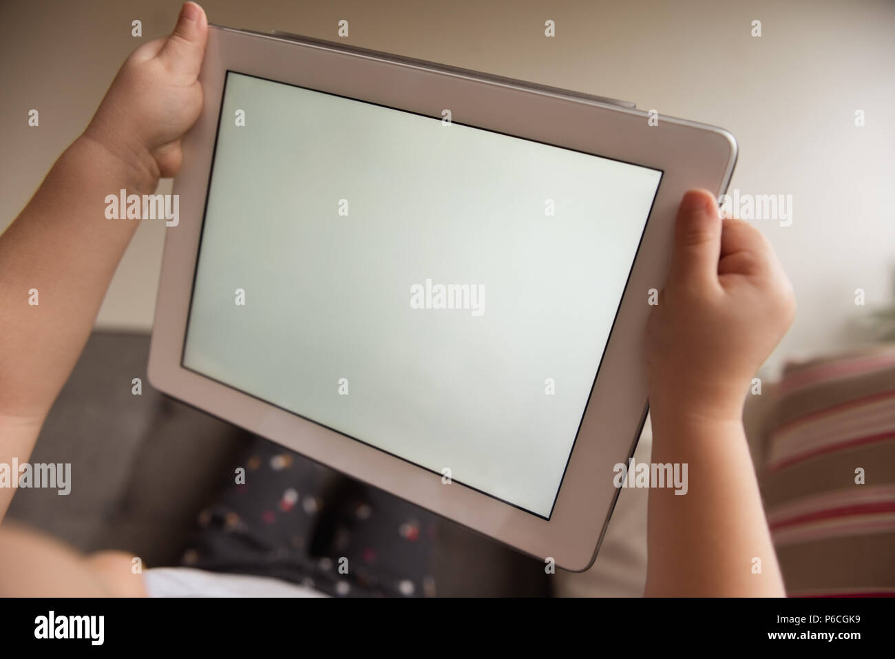 Girl using digital tablet Banque D'Images