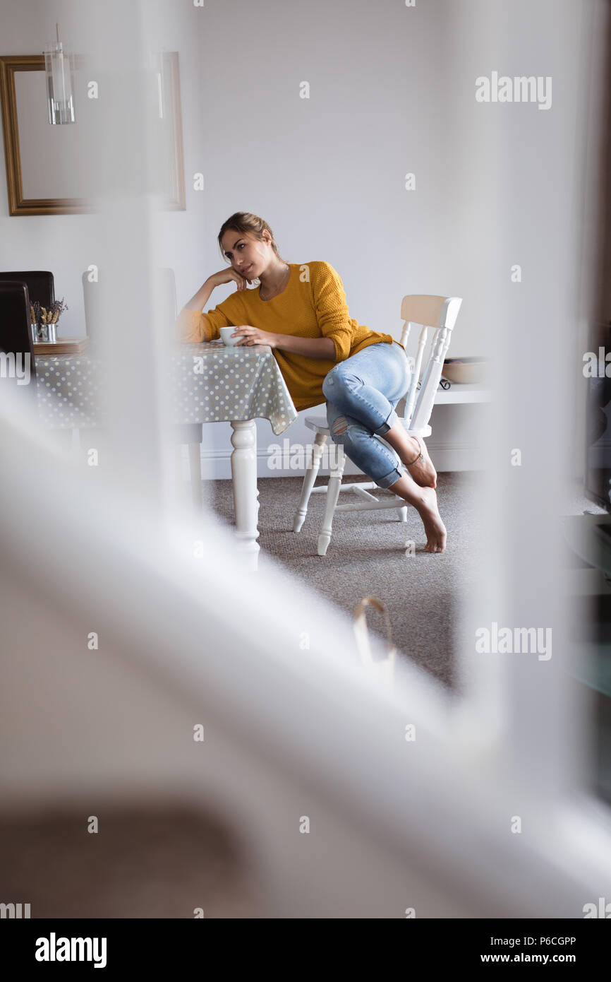 Woman having coffee at home Banque D'Images