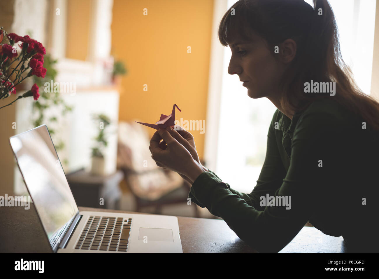 Femme avec la préparation de l'ordinateur portable en papier Banque D'Images