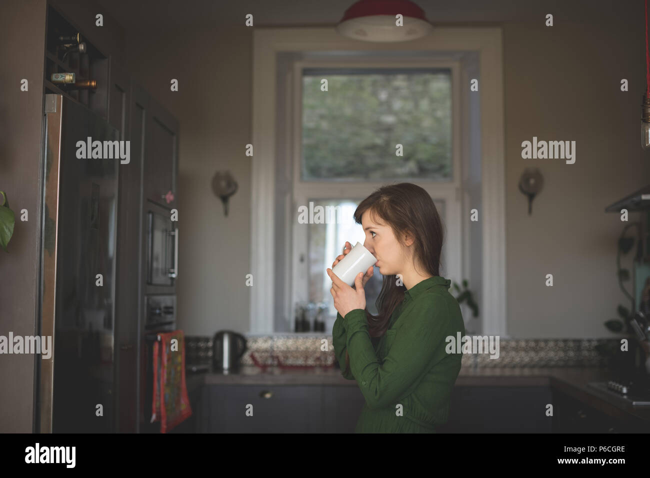 Les femmes ayant à la maison du café Banque D'Images