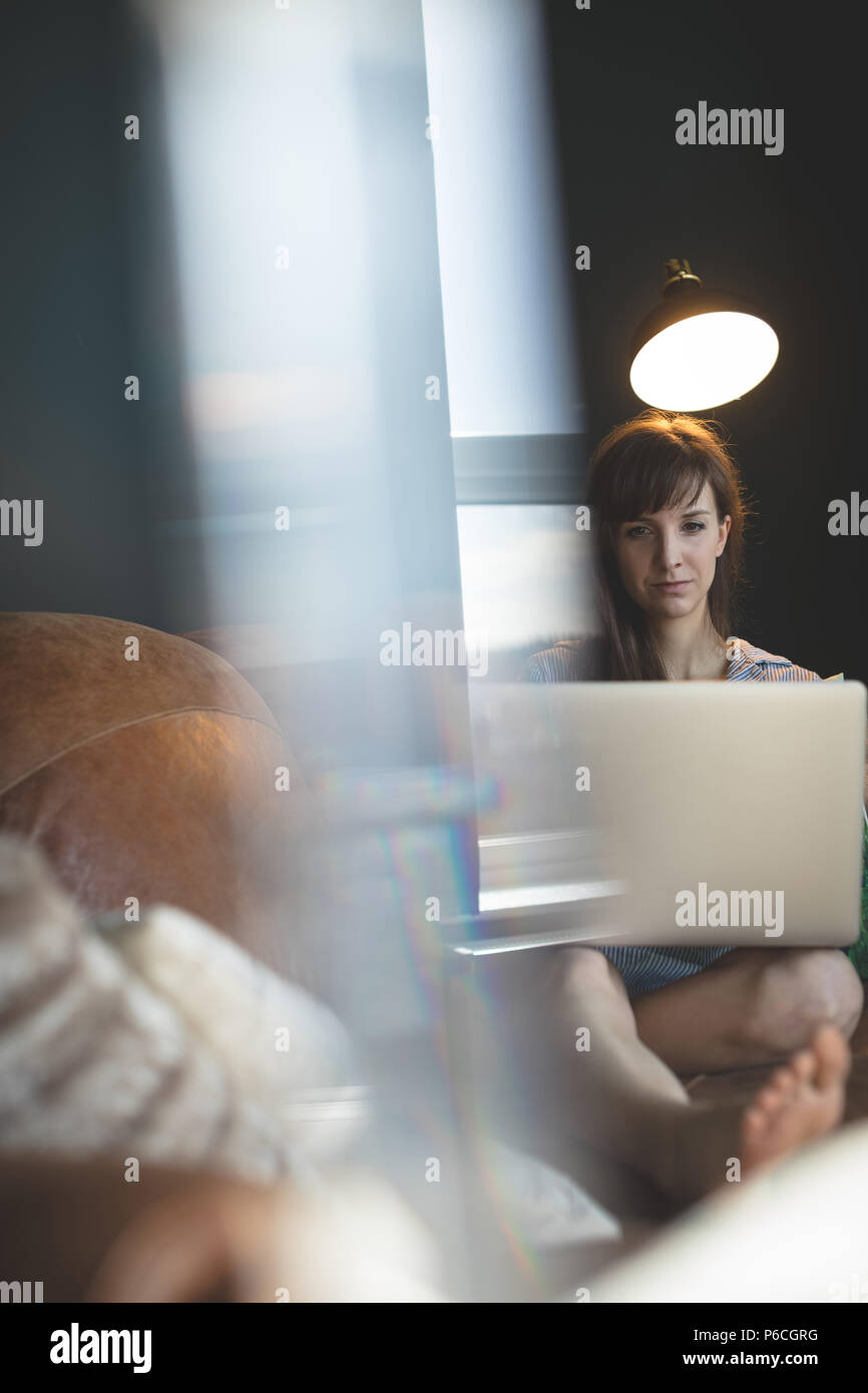 Woman on sofa in living room Banque D'Images