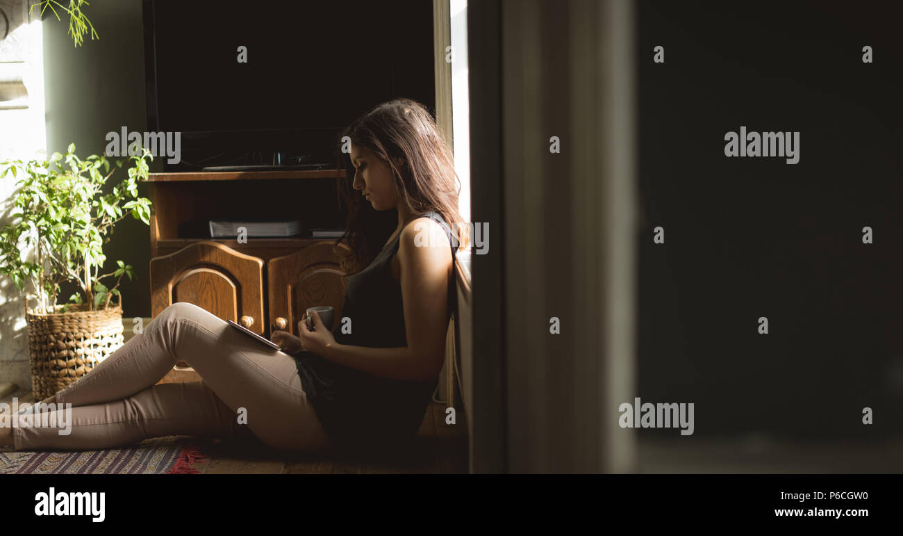 Woman using digital tablet Banque D'Images