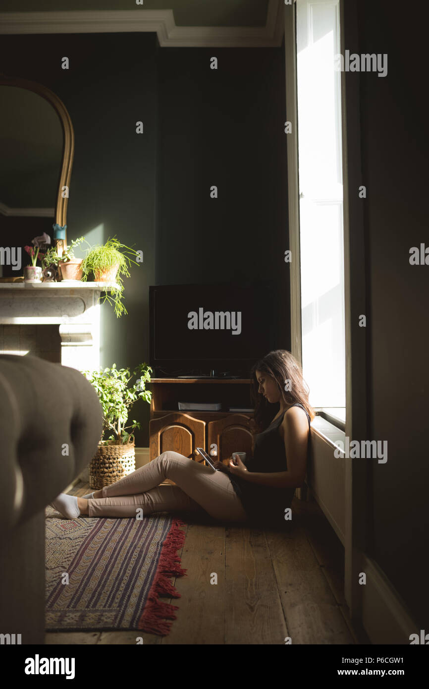 Woman using digital tablet Banque D'Images