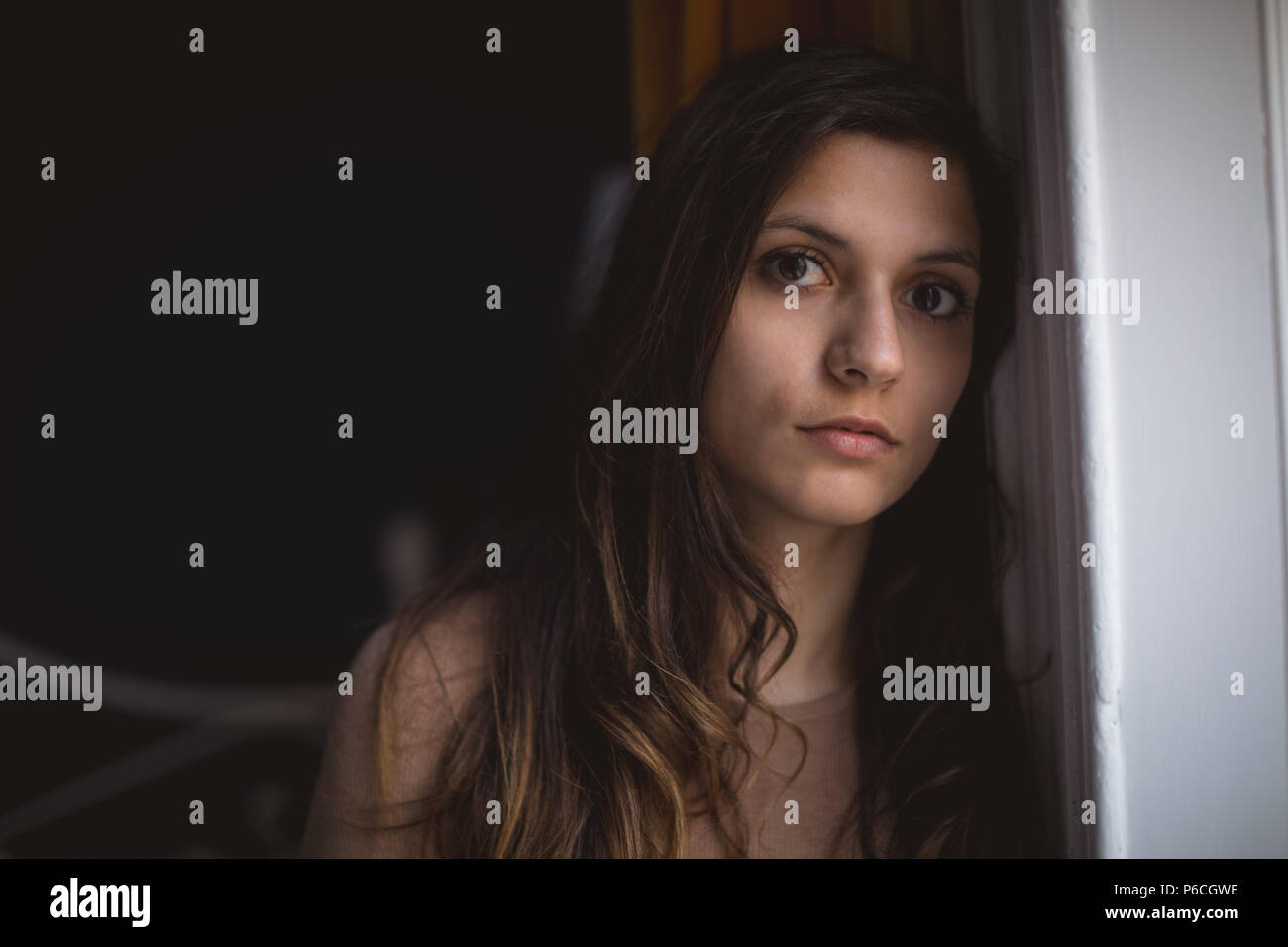 Woman looking at camera at home Banque D'Images