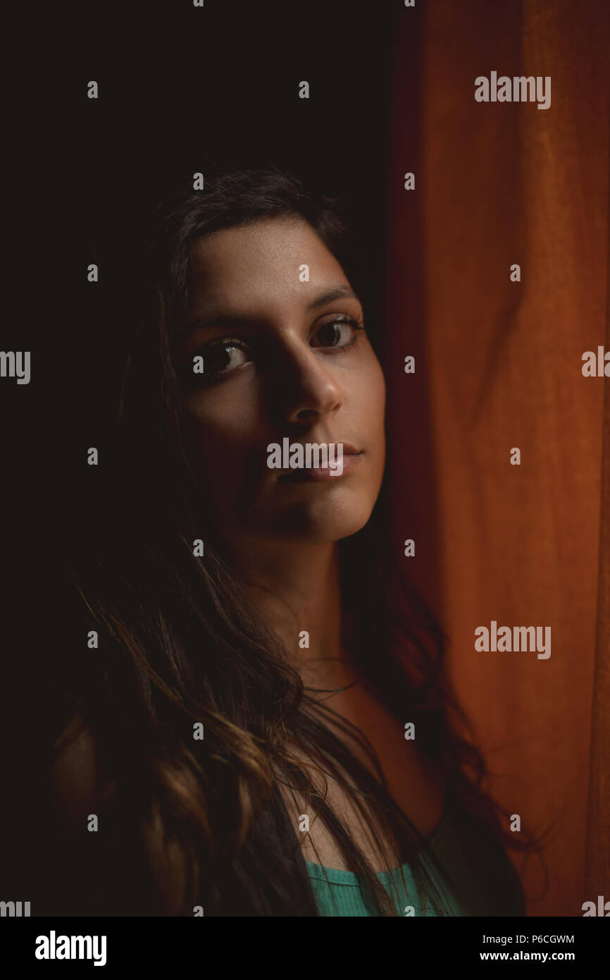 Woman looking at camera at home Banque D'Images