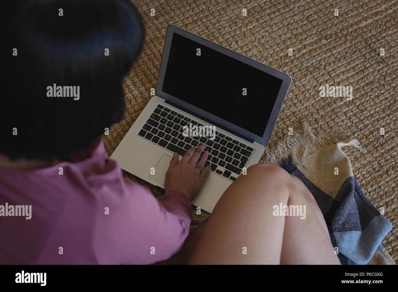 Woman using laptop at home Banque D'Images