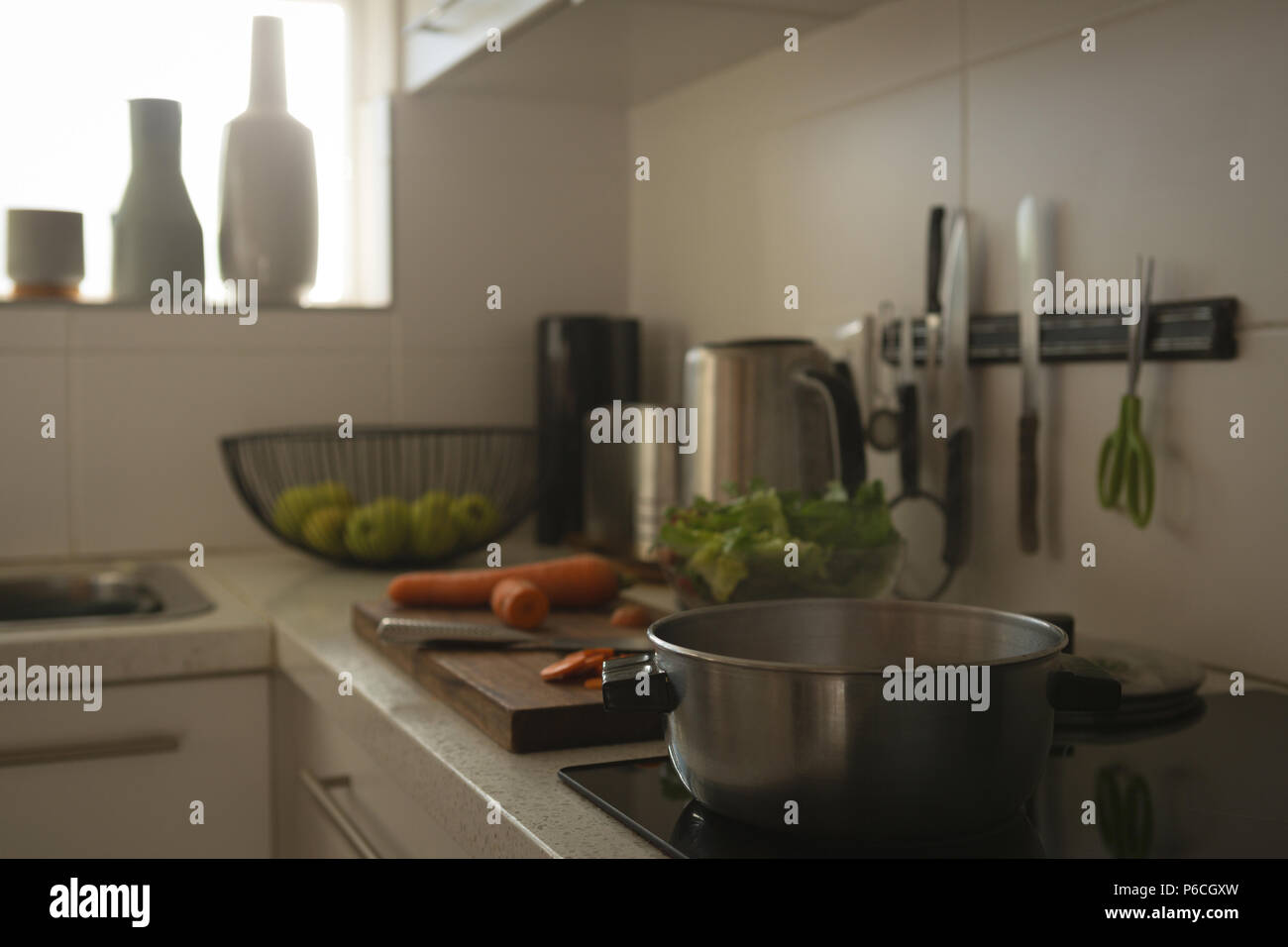 Table de cuisson à induction sur Pan dans la cuisine Banque D'Images