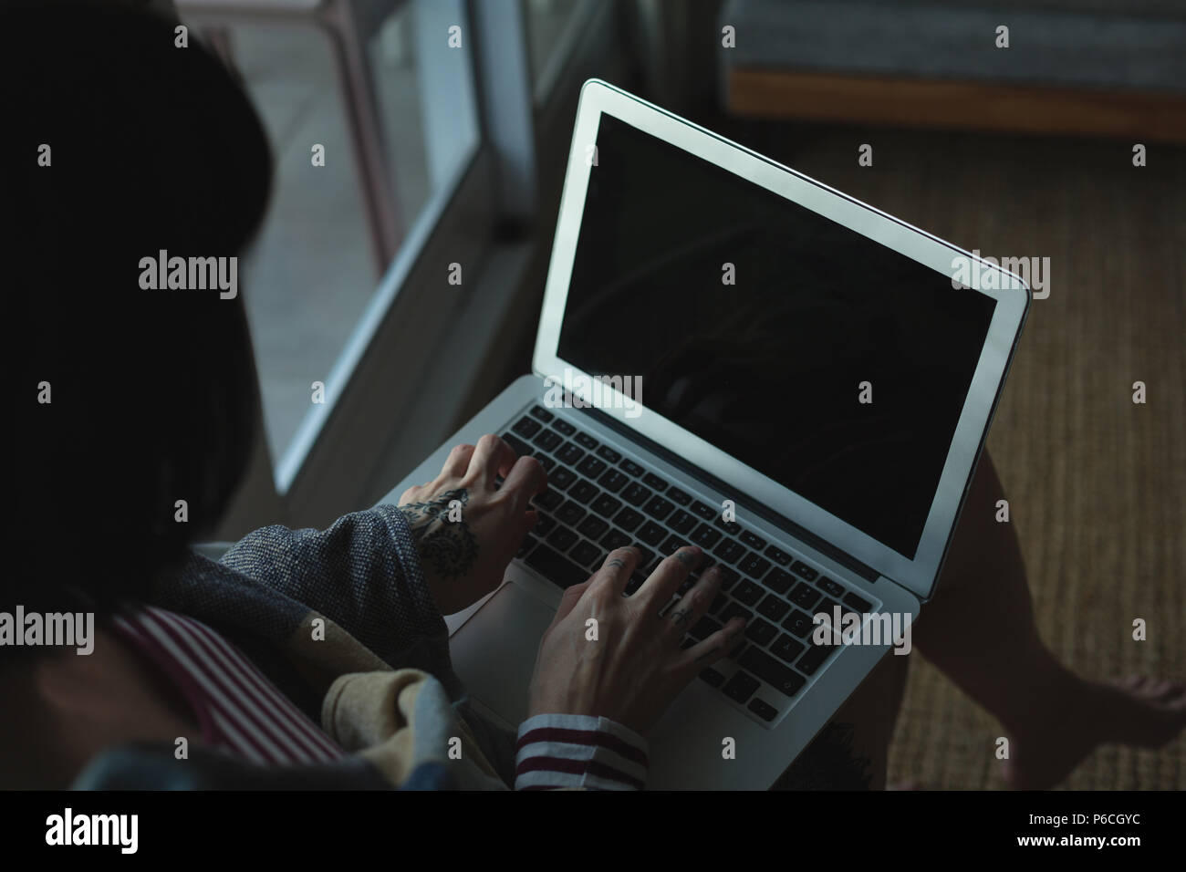 Woman using laptop at home Banque D'Images