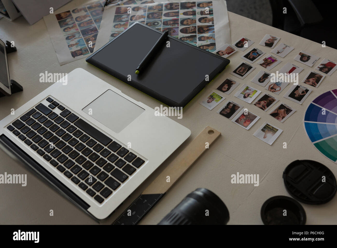 Ordinateur portable avec tablette graphique, un stylet et photos sur 24  Photo Stock - Alamy