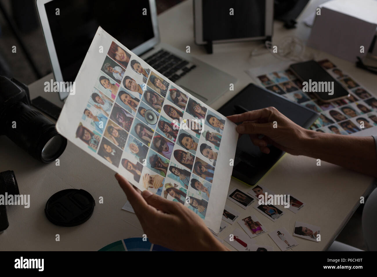 Femme graphic designer holding photograph Banque D'Images
