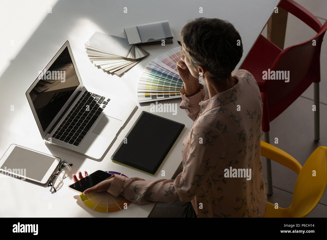 Graphic Designer travaillant au bureau Banque D'Images