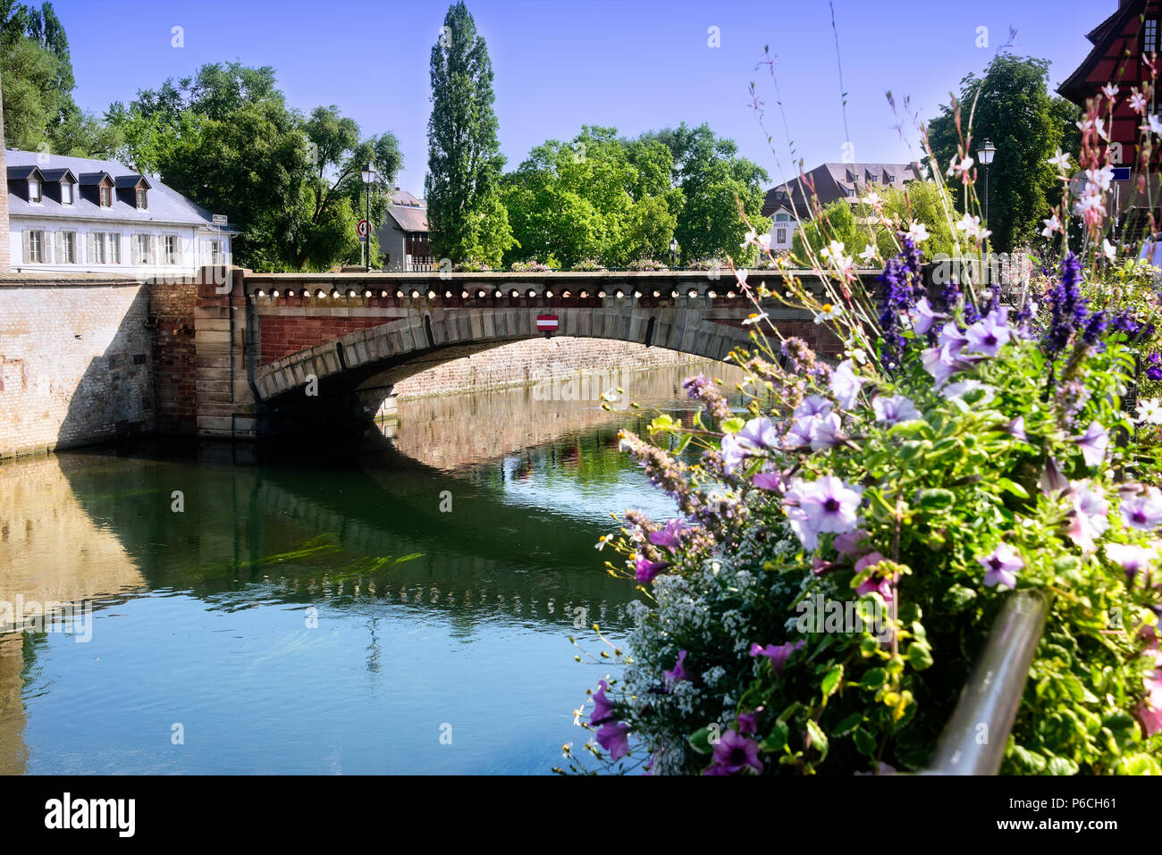 Vue panoramique d'un pont et canal de l'eau à Strasbourg, France Banque D'Images