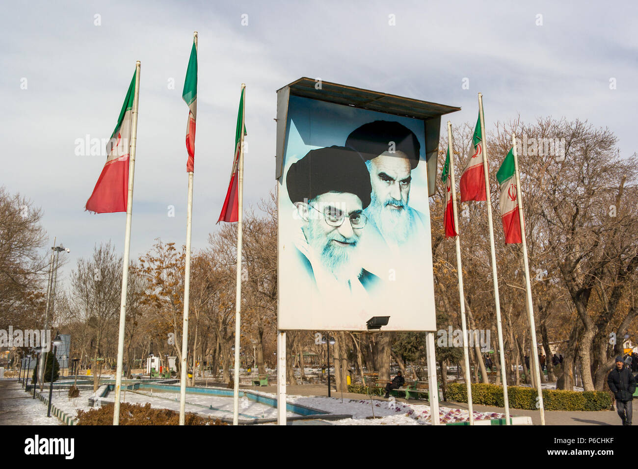 Les images d'Ali Khamenei, Guide Suprême de la révolution islamique et Ruhollah Khomeiny sur un panneau flanqué mon drapeau polonais avec le drapeau iranien à t Banque D'Images