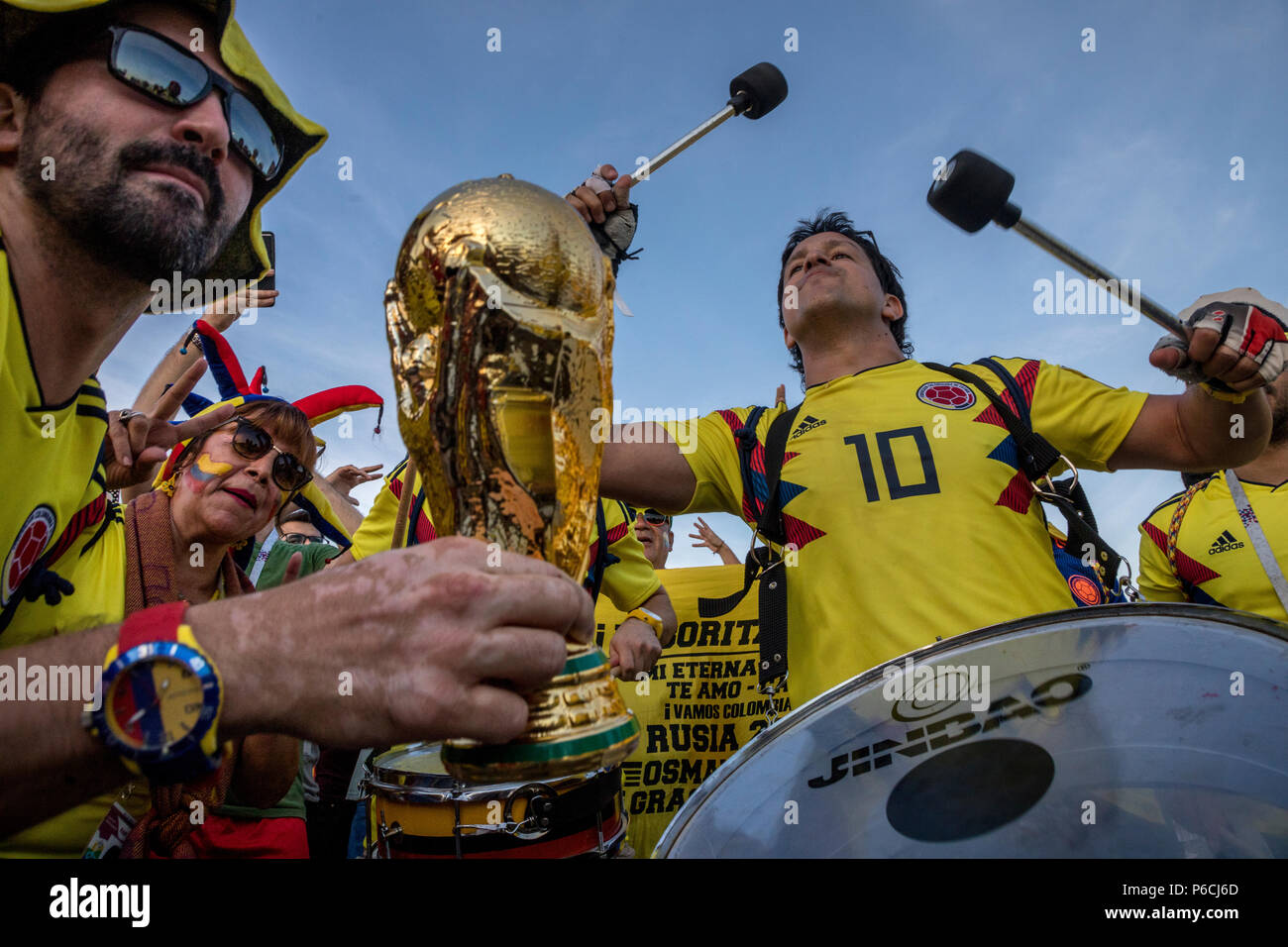 Fans de l'équipe de football colombien avant de commencer le jeu de l'équipe dans le stade à Kazan ville pendant la Coupe du Monde FIFA 2018, Russie Banque D'Images