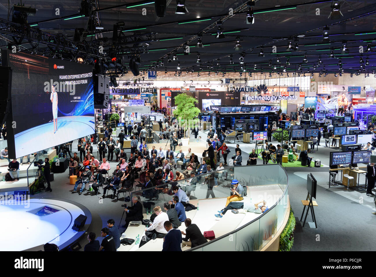 Hanovre, Allemagne - 13 juin 2018 : Sommaire des Hall 13 avec plusieurs stands à l'occasion du CeBIT 2018. CeBIT est le plus grand salon professionnel pour elle. Banque D'Images