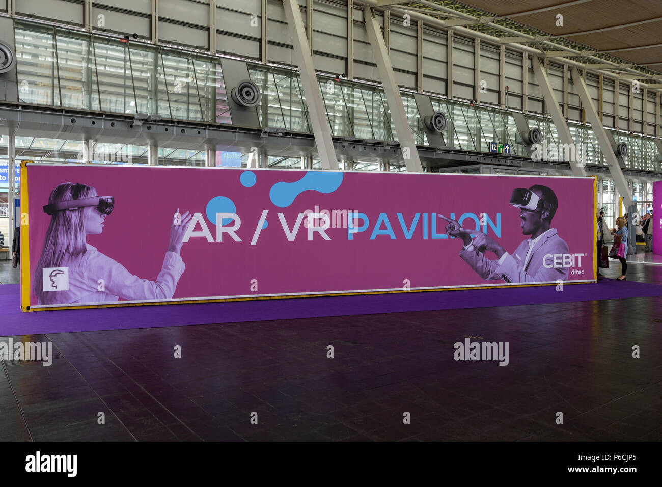 Hanovre, Allemagne - 13 juin 2018 : grand poster dans le hall 26 du CeBIT 2018 pour annoncer les ar/vr pavilion. Le CeBIT est le plus grand salon du monde pour elle Banque D'Images