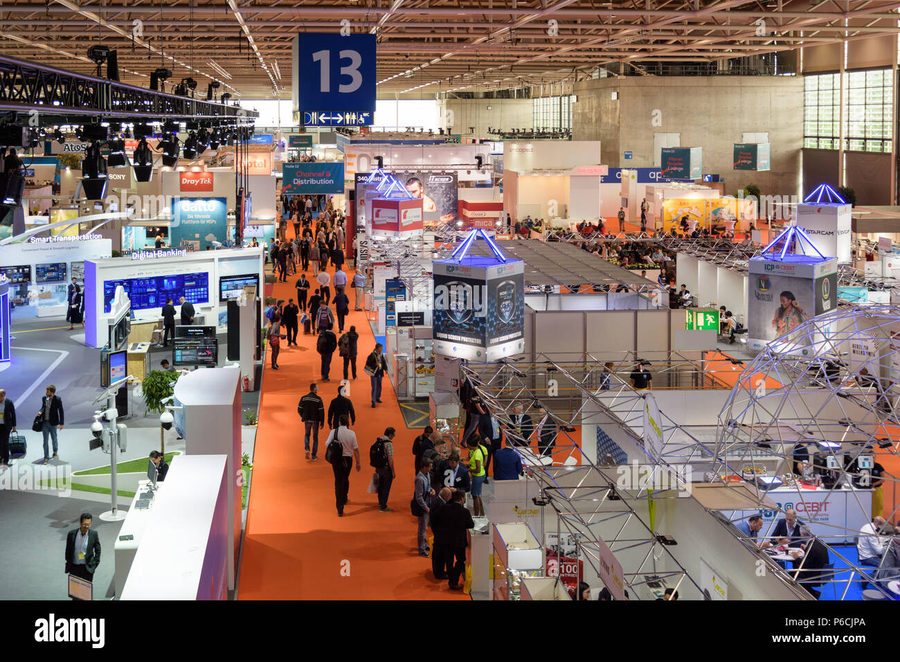 Hanovre, Allemagne - 13 juin 2018 : Sommaire des Hall 13 avec plusieurs stands à l'occasion du CeBIT 2018. CeBIT est le plus grand salon professionnel pour elle Banque D'Images