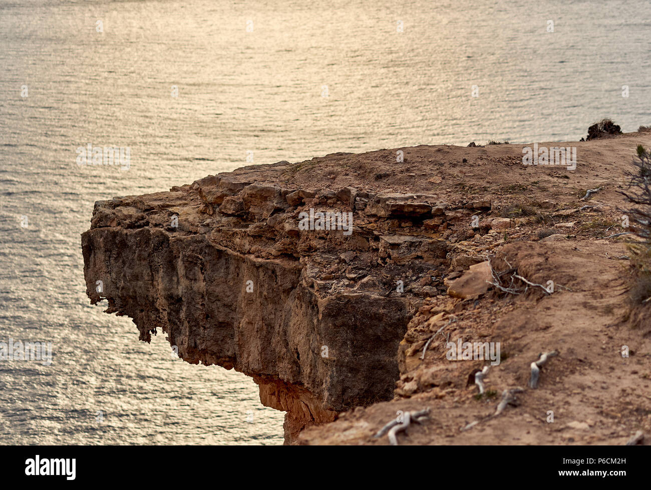Falaise et mer Méditerranée au coucher du soleil. L'île d'Ibiza.Îles Baléares. Espagne Banque D'Images