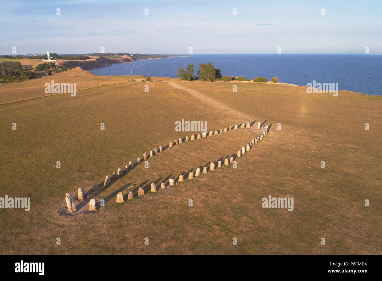 Vue aérienne du navire en pierre pierres Ales formé par de grands rochers 59 et 67 m de long situé à Kaseberga dans la province suédoise de Scania. Banque D'Images