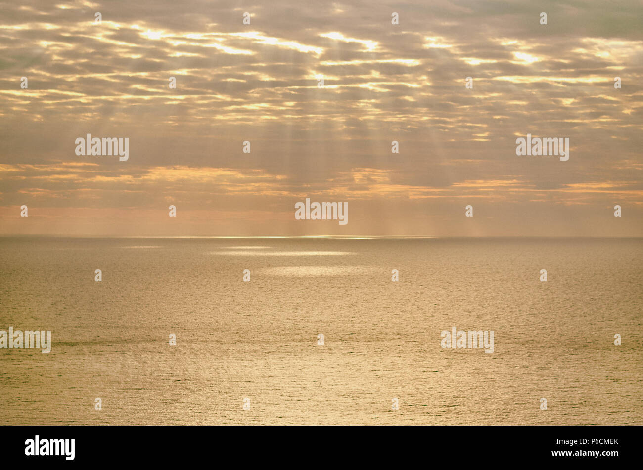 Les rayons de lumière sur la mer Méditerranée au coucher du soleil. L'île d'Ibiza, Baléares. Espagne Banque D'Images
