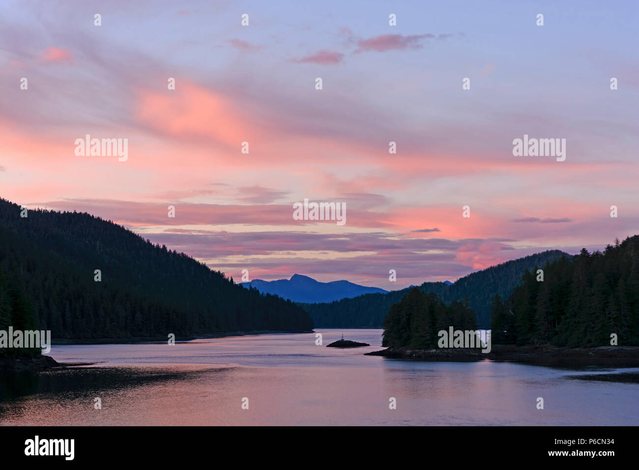 Crépuscule sur le passage de l'intérieur près de Sitka, Alaska Banque D'Images