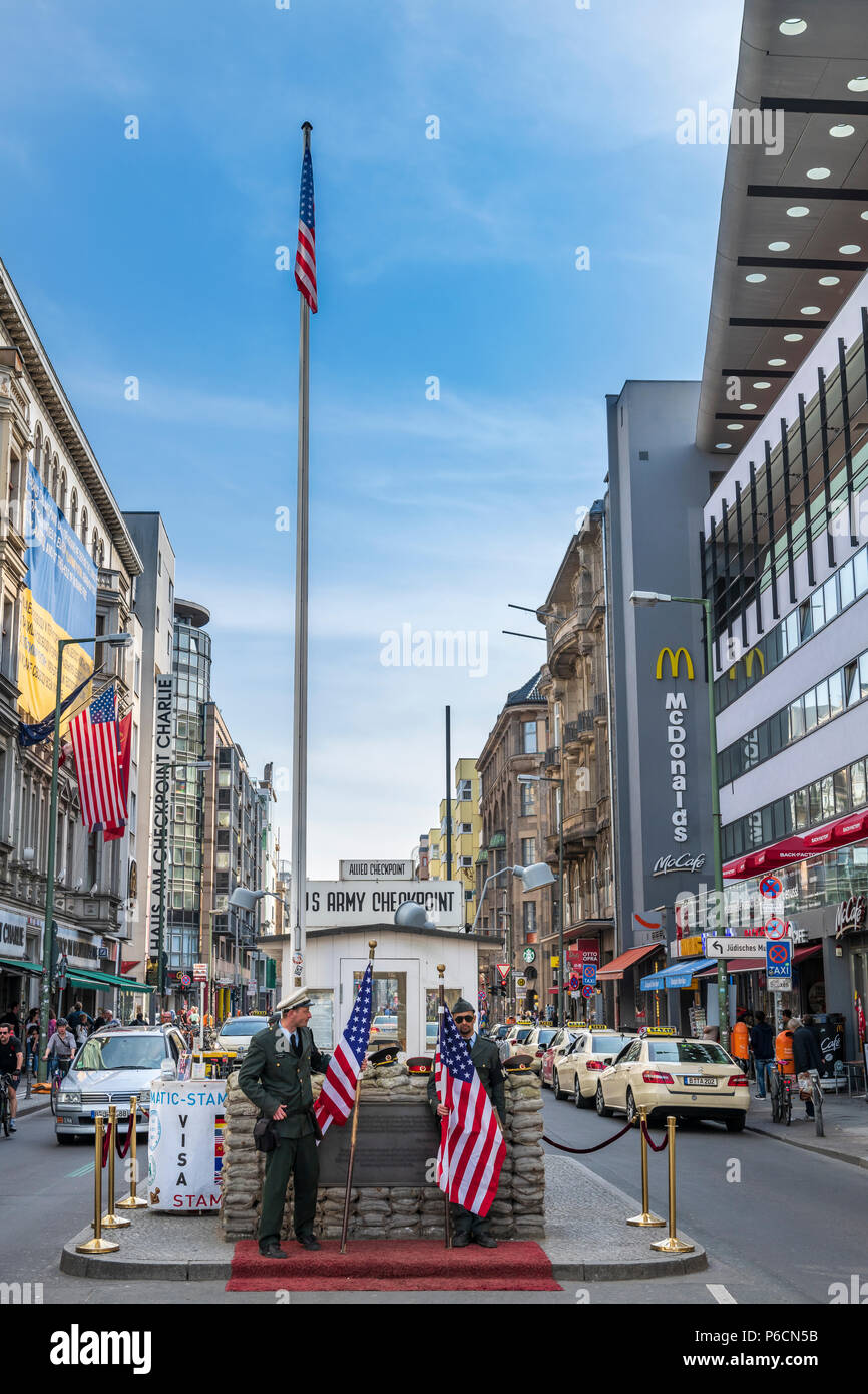 Au cours de la 'guerre froide' le Checkpoint Charlie était l'un des plus célèbres des frontières dans le monde. De nos jours, il est une attraction touristique majeure dans Banque D'Images