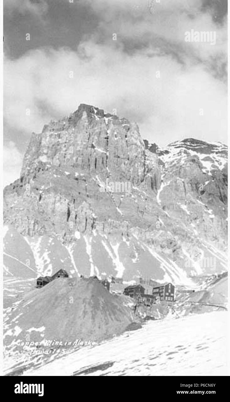 . Anglais : mine de cuivre de Kennicott, ca. 1910 . Anglais : Légende sur l'image : mine de cuivre en Alaska PH Coll 247,652 l'histoire de a commencé en 1900, Kennicott quand les prospecteurs ont repéré un patch de coteau verdoyant qui ressemblait à de bons pâturages pour leurs chevaux. L'herbe, le destin a voulu, s'est avéré être le reflet vert de minerai de cuivre.à partir de cet incident, une ville-champignon est né, où 600 travailleurs ont vécu, travaillé et joué. Dans les 20 dernières années, la grève s'est avéré être le plus riche concentration connue de minerai de cuivre dans le monde, et devint une ville de compagnie de Kennicott qui comprenait des maisons, des magasins, un la Banque D'Images