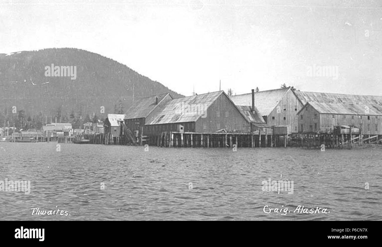 . Anglais : Craig de l'eau, montrant les bâtiments de la conserverie, ca. 1912 . Anglais : Légende sur l'image : Craig, Alaska PH Coll 247,839 Craig est situé sur une petite île au large de la côte ouest de l'Île du Prince de Galles, et est reliée par une chaussée court. Il est à 5 miles au sud de Klawock, par la route. Il se trouve à 56 miles au nord-ouest de Ketchikan. Les Tlingit et Haïda autochtones ont toujours utilisé le territoire autour de Craig pour la richesse de ses ressources. Un poisson saltery a été construit sur l'île voisine d'oeufs de poisson en 1907 par Craig Miller. Entre 1908 et 1911, il construit le Lyndenburger Packing Company et plan d'entreposage au froid Banque D'Images