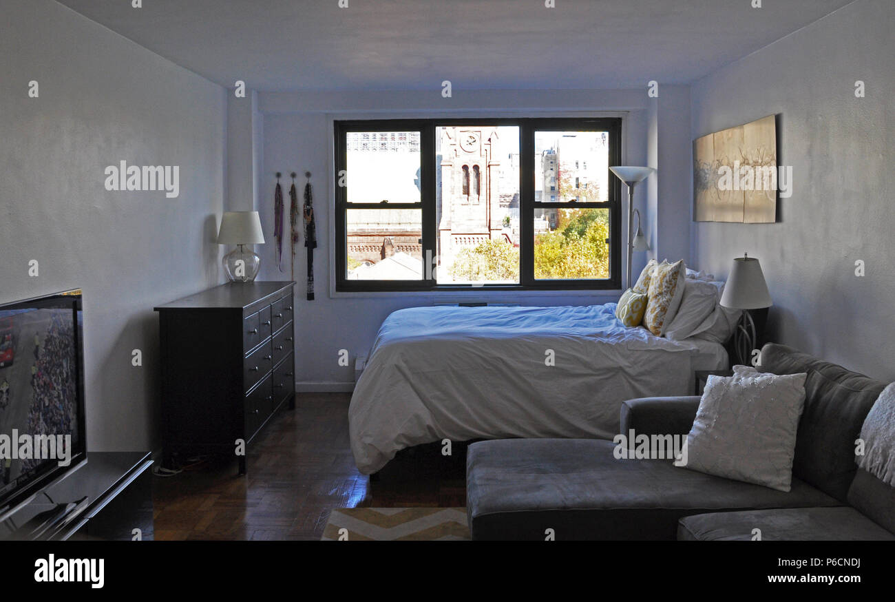 New York, NY photos d'intérieur d'un studio appartement de Manhattan avec vue sur le centre-ville. Le 4 novembre 2016. @ Veronica Bruno / Alamy Banque D'Images