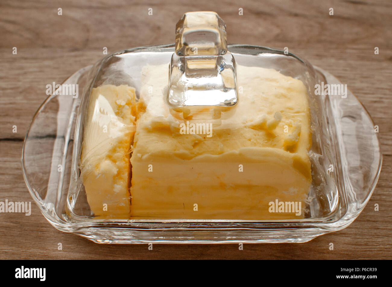 Le beurre fait maison dans verre beurrier avec couvercle sur planche de bois  Photo Stock - Alamy