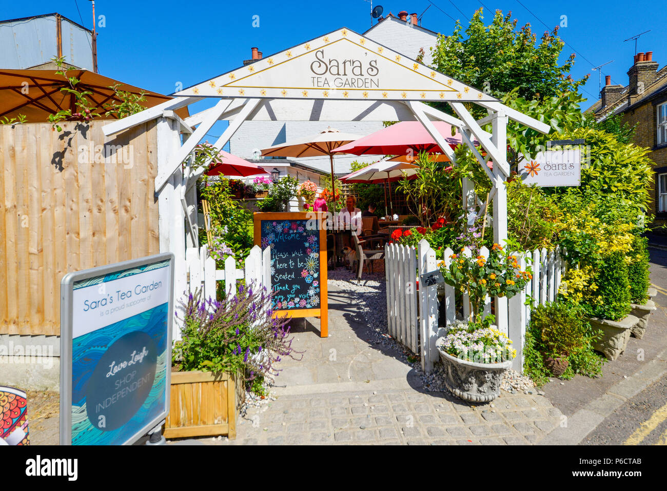 Sara's Tea Garden, vieille Leigh, Leigh on Sea, Essex, UK, sur un ciel bleu ensoleillé jour d'été. Les clients appréciant le salon de thé à l'ombre Banque D'Images