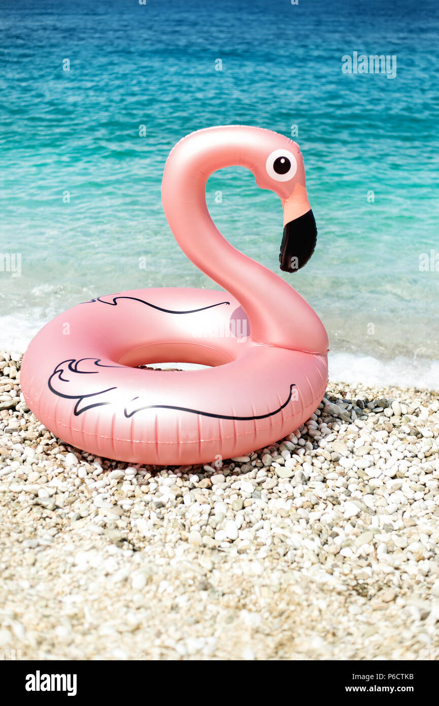 Flamingo gonflés géant sur une plage avec de l'eau turquoise de la mer Ionienne l'Albanie Banque D'Images