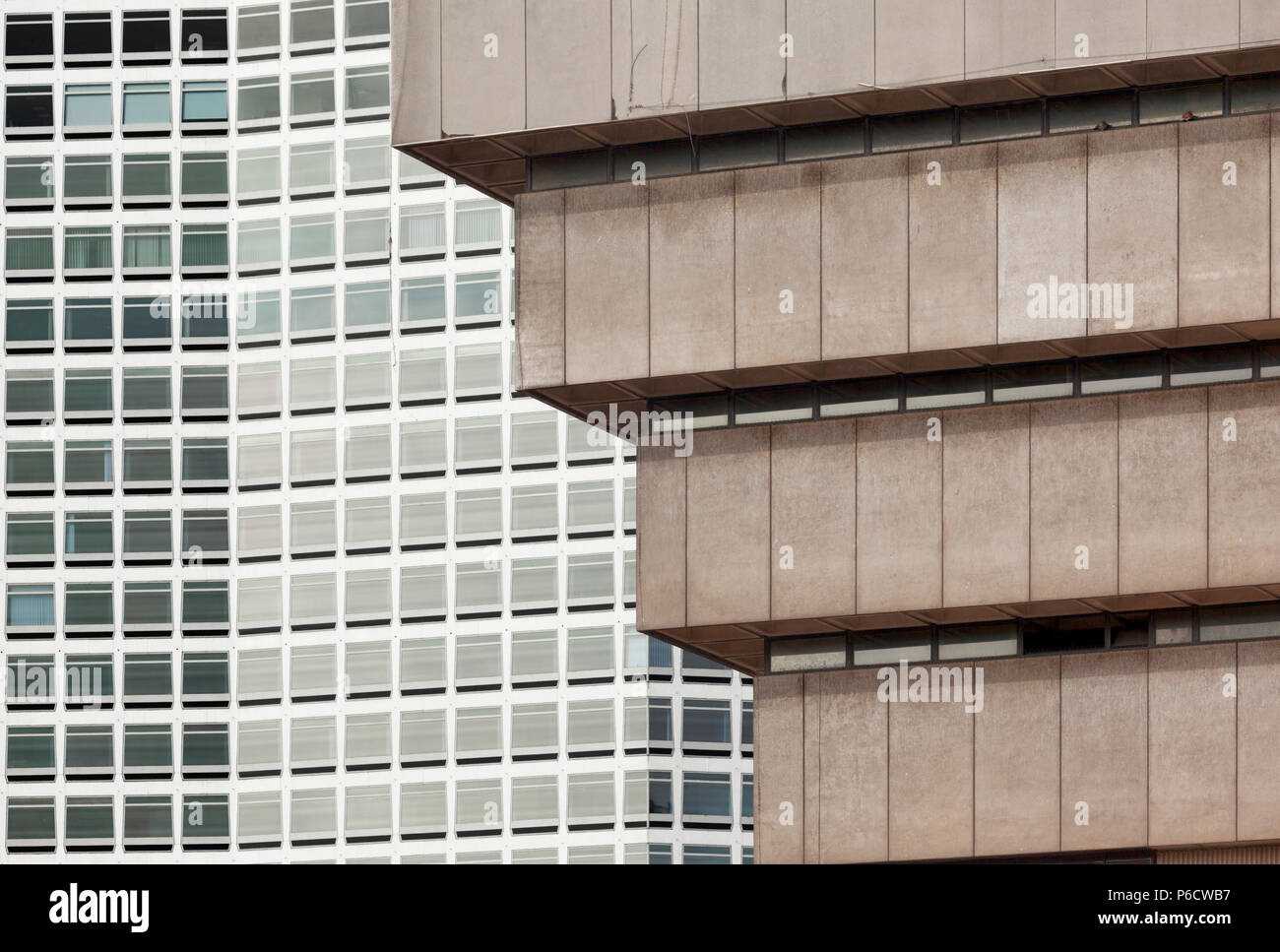 Birmingham Central Library Architecte : John Madin. L'Alpha Tower en arrière-plan. Un gratte-ciel conçu par l'architecte George Marsh. Banque D'Images