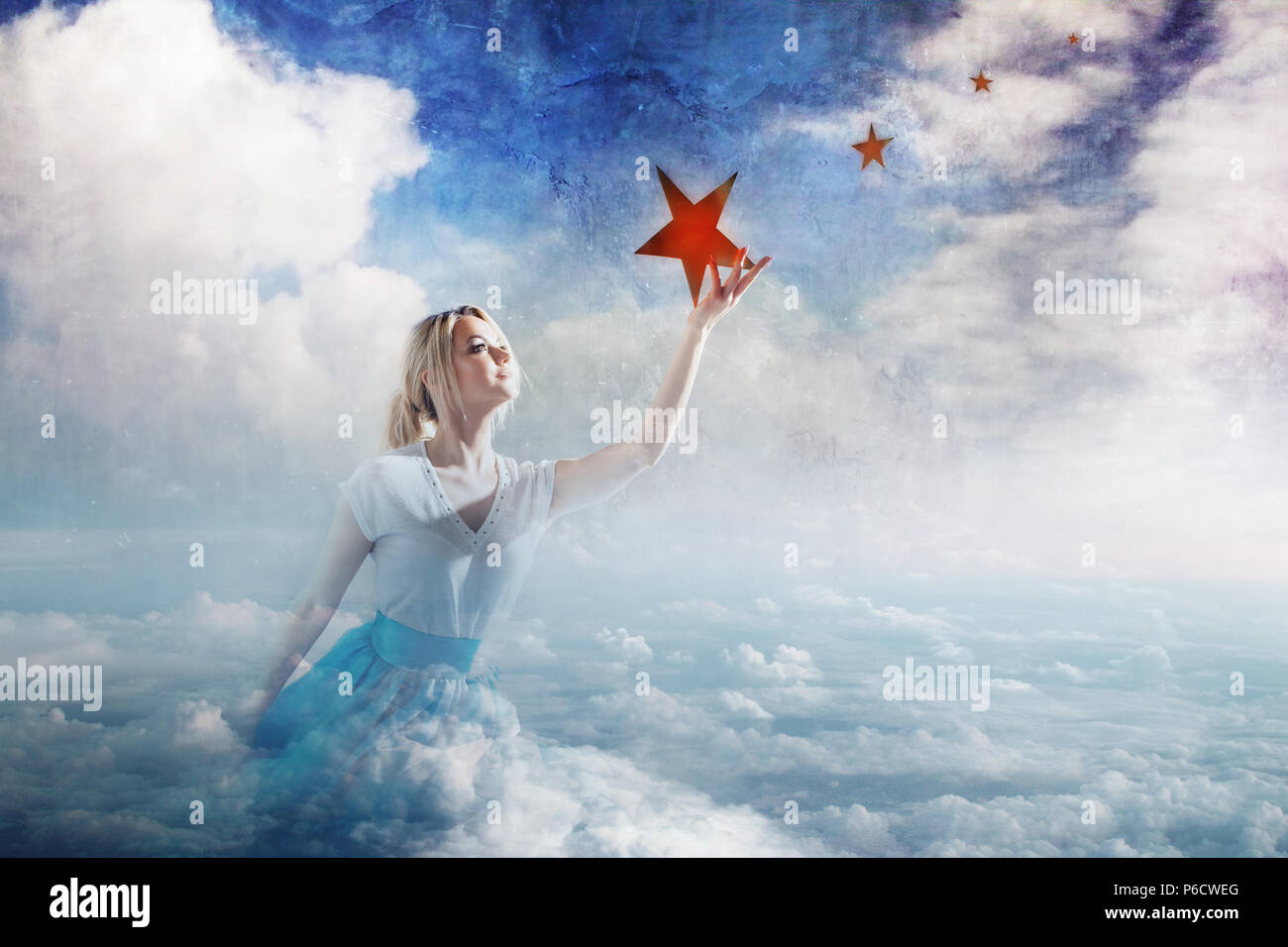 Jeune Femme Séduisante Assis Sur Un Nuage Pour Atteindre L