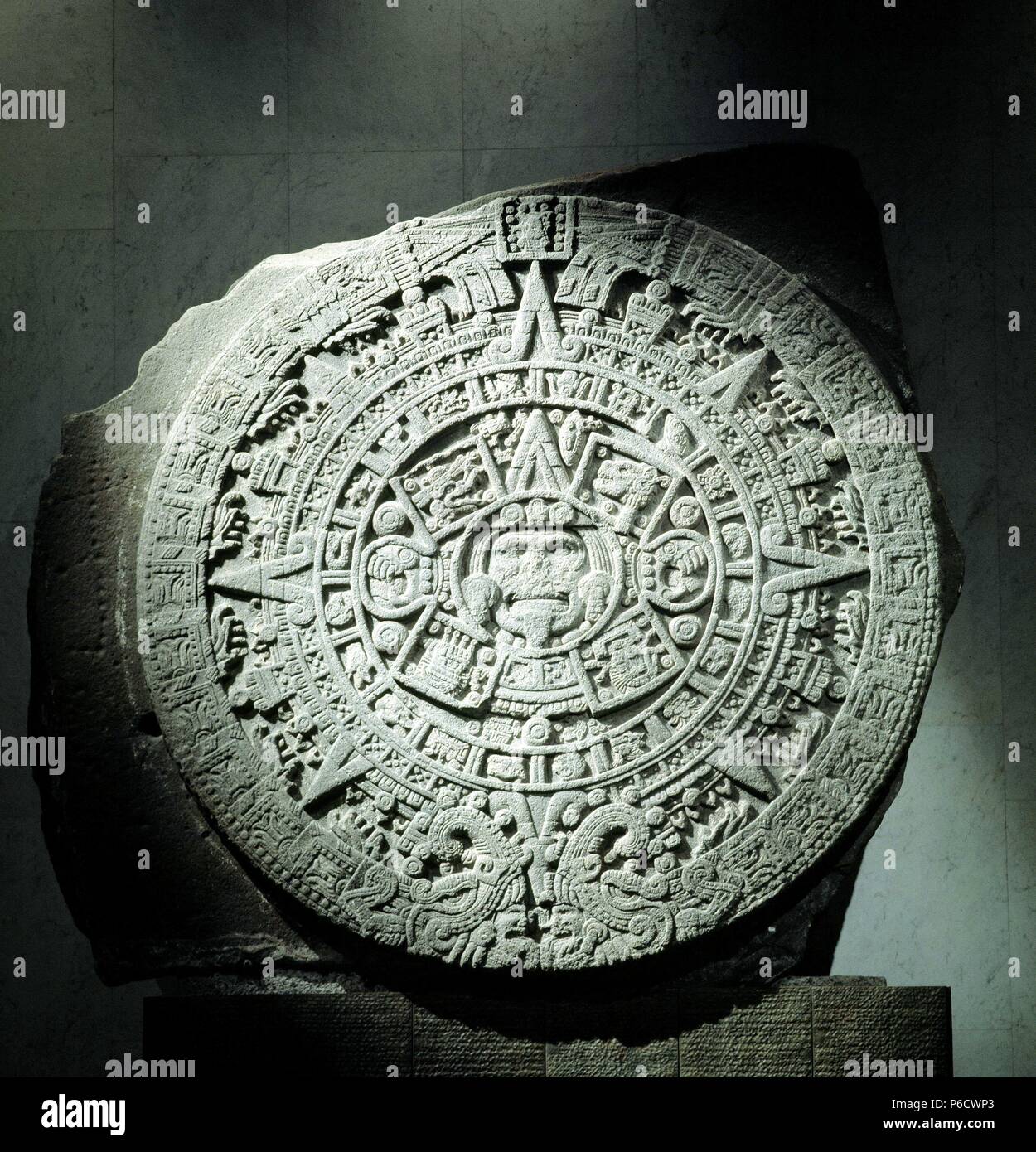 ARTE PRECOLOMBINO. Le Mexique. ' CALENDARIO AZTECA Ó PIEDRA DEL SOL '. ENCONTRADO EN LAS EXCAVACIONES DEL ZOCALO EN EL AÑO 1790. EN EL CENTRO EL DIOS TONATIUH. MUSEO DE ANTROPOLOGIA. MEXICO DF. Banque D'Images