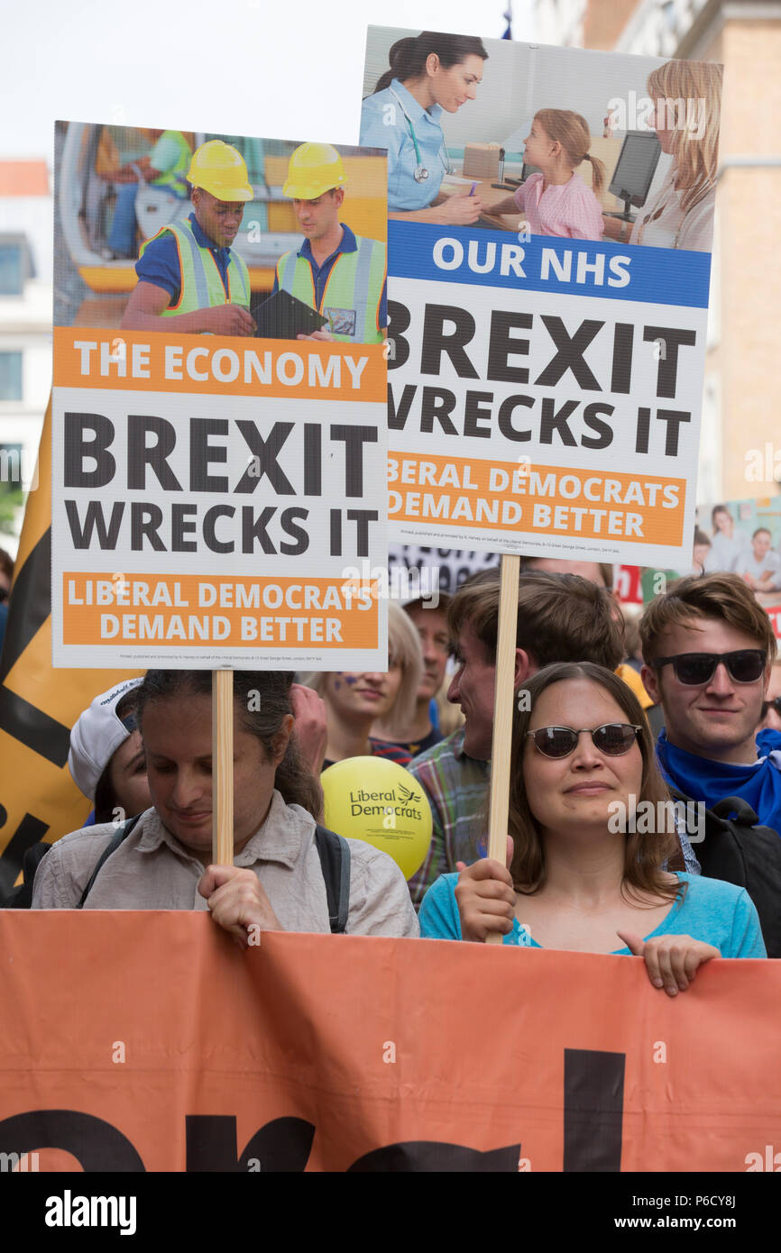 Vote du peuple de protestation anti-Brexit : environ 100 000 mars à la place du Parlement le 23 juin 2018, deux ans après l'Brexit vote référendaire. Banque D'Images