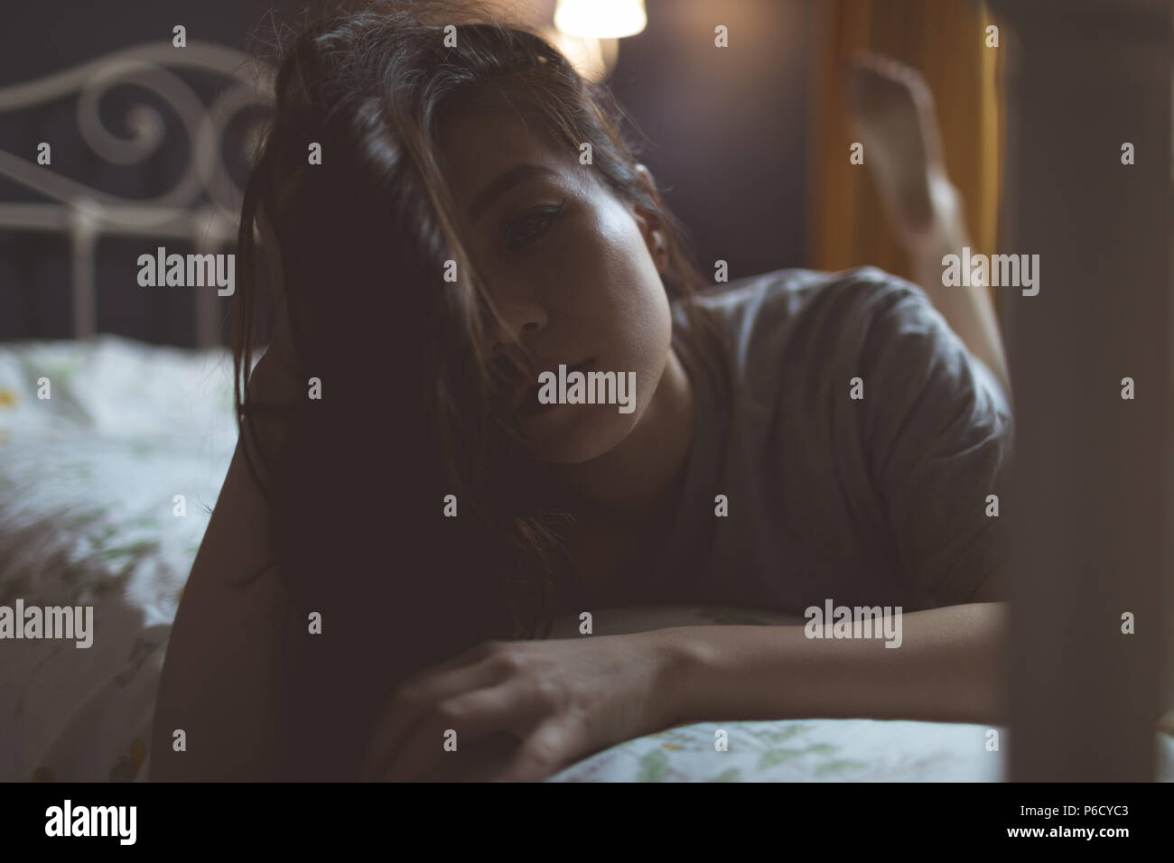 Femme dans la chambre de détente à la maison Banque D'Images