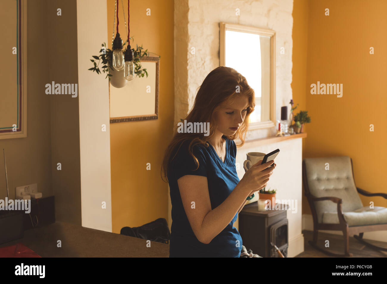 Woman having coffee lors de l'utilisation de téléphone mobile Banque D'Images