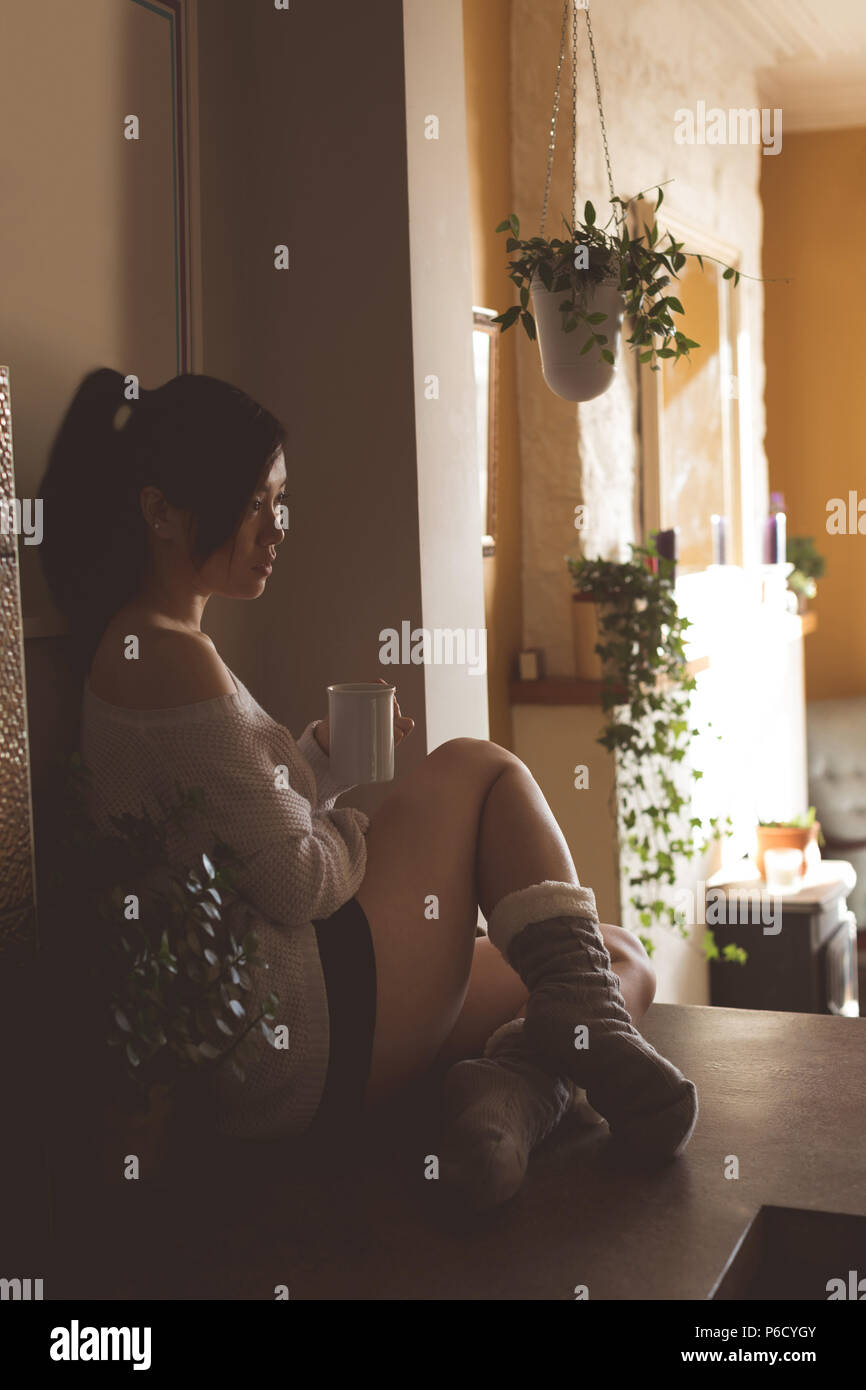 Woman having coffee at home Banque D'Images