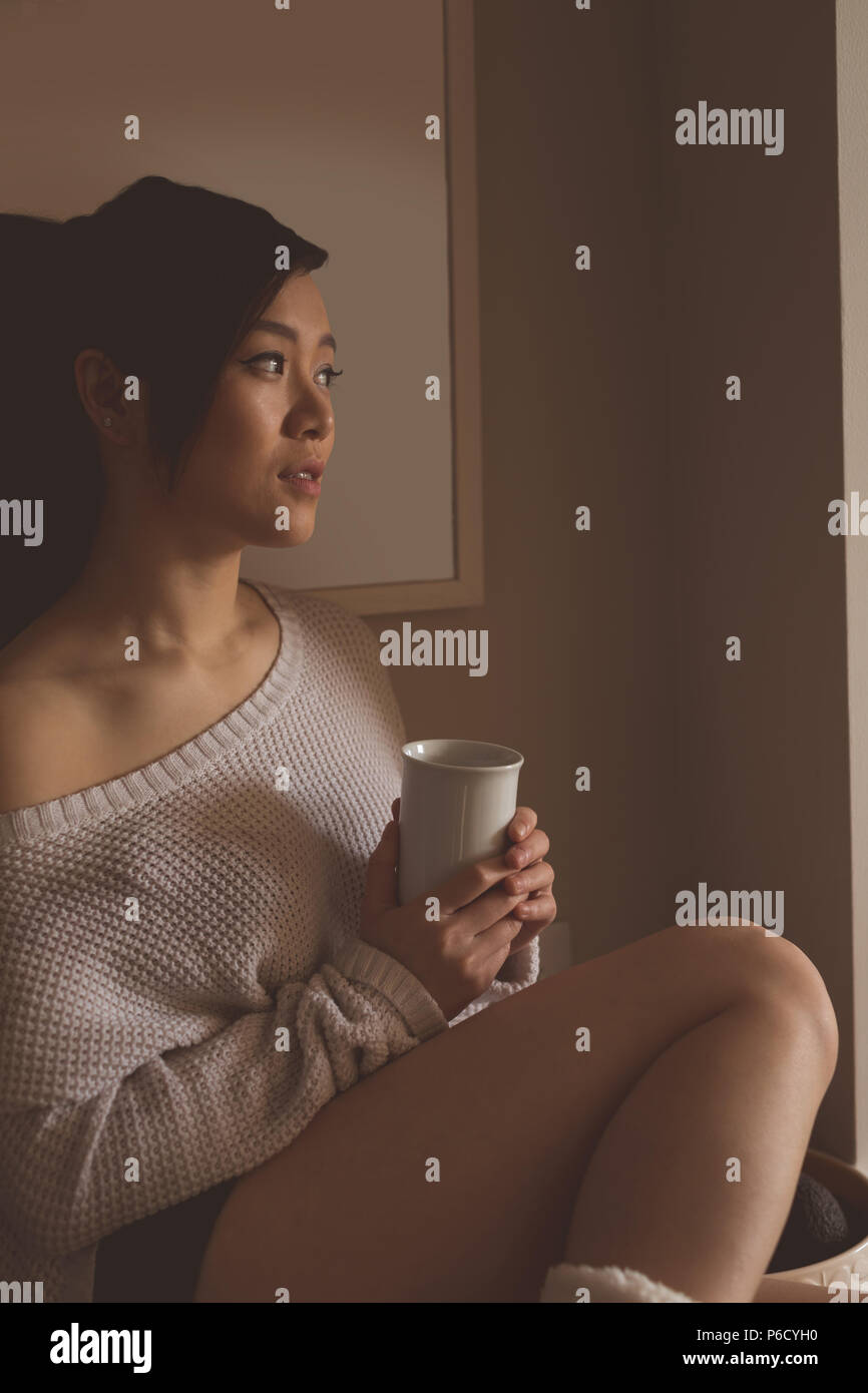 Woman having coffee at home Banque D'Images